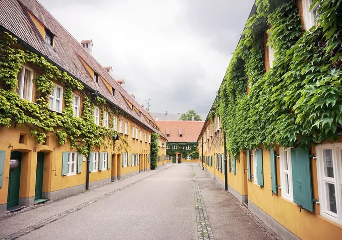 Les logements de la Fuggerei à Augsbourg ©Tiia Monto, CC BY-SA 4.0 Wikimedia Commons