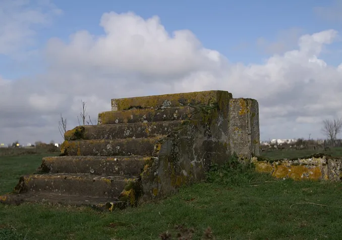 Les vestiges du camp de concentration de Montreuil-Bellay (France) où furent internés les tsiganes durant la Seconde Guerre mondiale. ©Pymouss, CC BY-SA 3.0 Wikimedia Commons