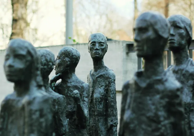 "Les victimes juives du fascisme", sculpture de Will Lammert présente au cimetière juif de Berlin