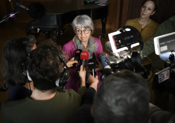 La conseillère fédérale Elisabeth Baume-Schneider lors d'une visite du centre fédéral de requérants d'asile à Boudry, dans le canton de Neuchâtel. Keystone