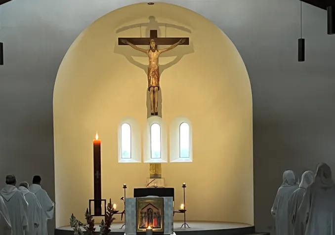 Les moines et moniales de Bose dans leur chapelle ©Gabrielle Desarzens