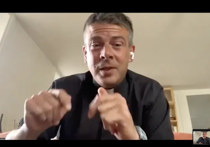 Le prêtre tiktokeur Matthieu Jasseron invite à investir avec conscience. ©DR