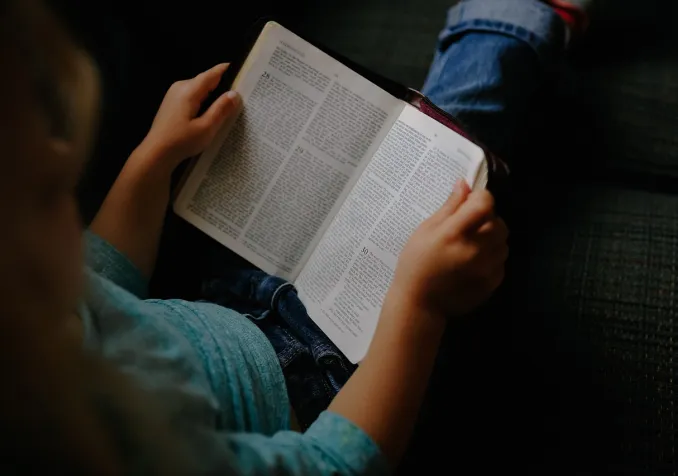 Enfant avec Bible @Pixabay