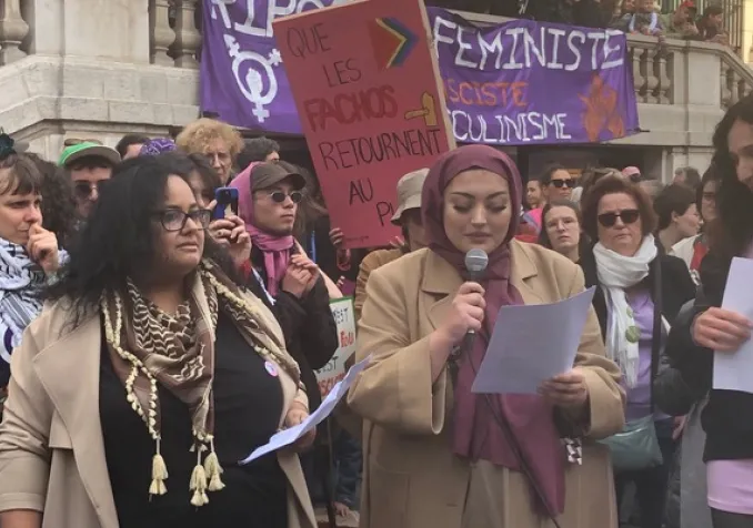 Inès El Shikh et Ela Ozturk, de l’Association « Foulards violets », le 8 mars dernier à Genève. ©Laurence Bolomey