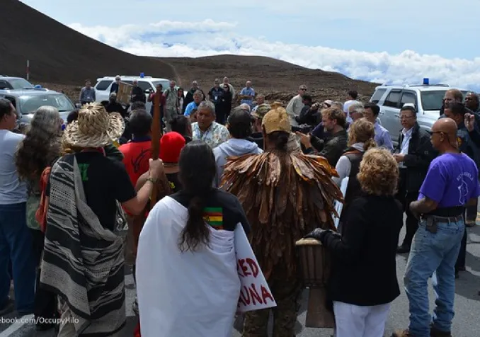 Habitants de Mauna Kea protestant contre la construction d'un téléscope géant ©Flikr/Occupy Hilo/CC BY-SA 2.0