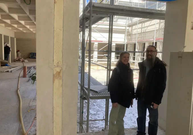 Deux paroissiens et leur nouvelle église reconstruite en taille XS. ©Samuel Socquet