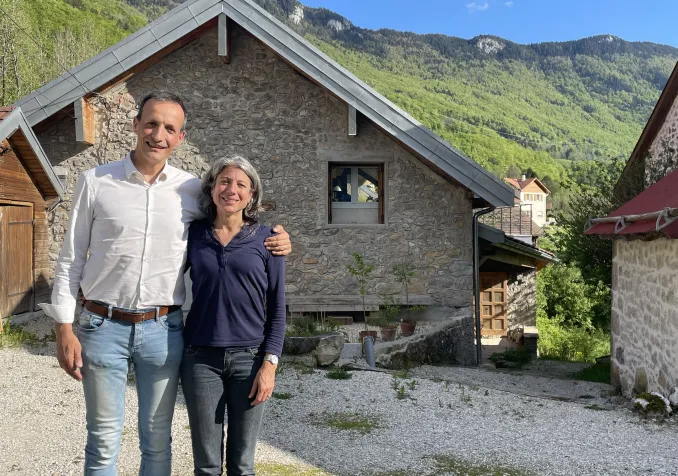 Séverine et Éric de Montalembert, devant leur maison d’accueil. ©Carole Pirker