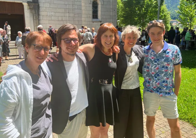 Installation des nouveaux ministres: Florence Hostettler, Quentin Jeannerat, Sarah Vollert, Valérie Gafa et Matthieu Mérillat. © DR Consécration des nouveaux ministres: Florence Hostettler, Quentin Jeannerat, Sarah Vollert, Valérie Gafa et Matthieu Mérillat. © DR