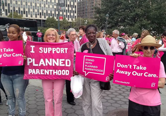 Manifestation en soutien du "Planned Parenthood" ©Wikimedia Commons (The All-Nite Images / CC BY-SA 2.0)