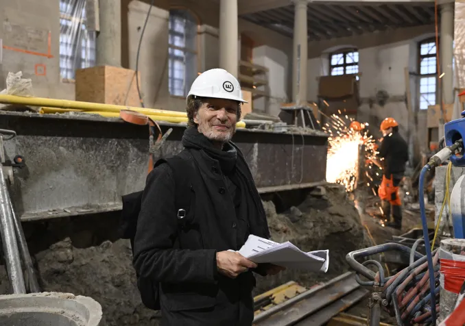 Christian Foehr explique qu’il a fallu augmenter le nombre de micropieux pour compenser la qualité médiocre du sol. ©Alain Grosclaude