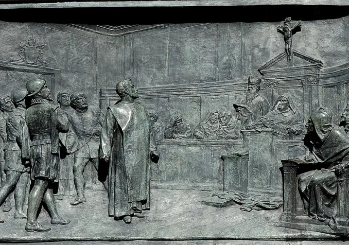 Le procès de Giordano Bruno devant le Saint-Office. Bas-relief en bronze d'Ettore Ferrari (1845-1929), Campo de' Fiori, Rome. ©Domaine public/Wikimedia Commons
