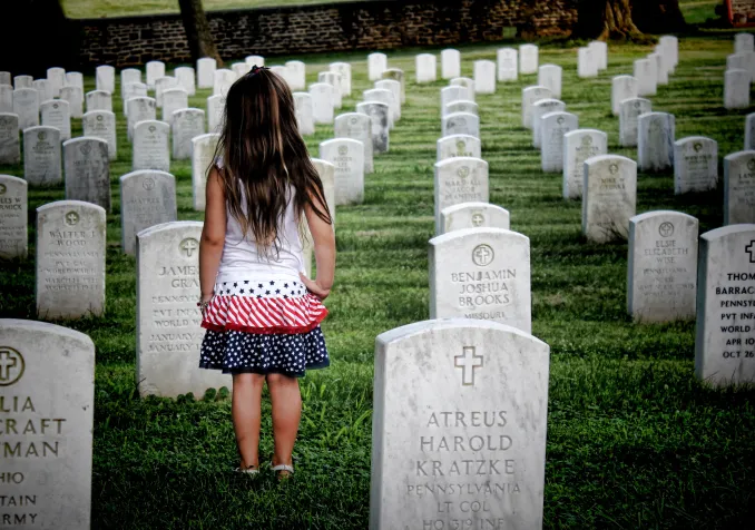 «L’enfant apprécie beaucoup l’enterrement. Et puis c’est le moment idéal pour lui expliquer ce qui se passe et l’initier à l’appartenance de sa culture.» CC0 Pixabay/Pexels