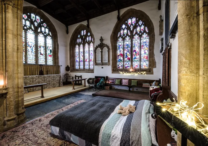 Camping dans l'église All Saints à Langport, en Angleterre. RNS