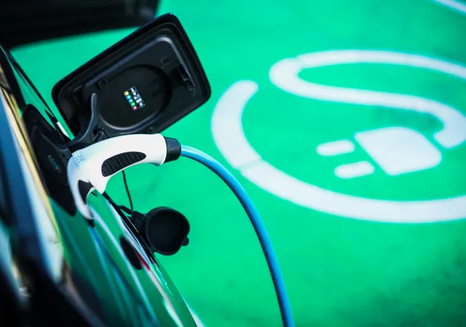 Aux Etats-Unis, les parkings des églises pourraient servir à recharger les voitures électriques ©iStock/RS-Studios