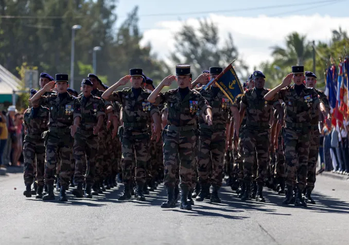 Bataillon de soldats français en marche © Istock / Gwengoat