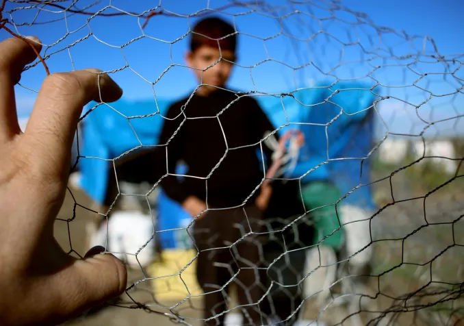 Un jeune migrant derrière une clôture. Image prétexte. ©cloverphoto / iStock