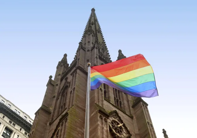 Un drapeau arc-en-ciel sur le devant de l’église de la Trinité à New York © iStock / Bumblee_Dee