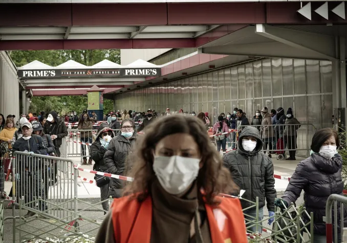 Distribution de nourriture à Genève. Copyright Laurent Guiraud Bénévole et nécessiteux le 2 mai dernier aux Vernets