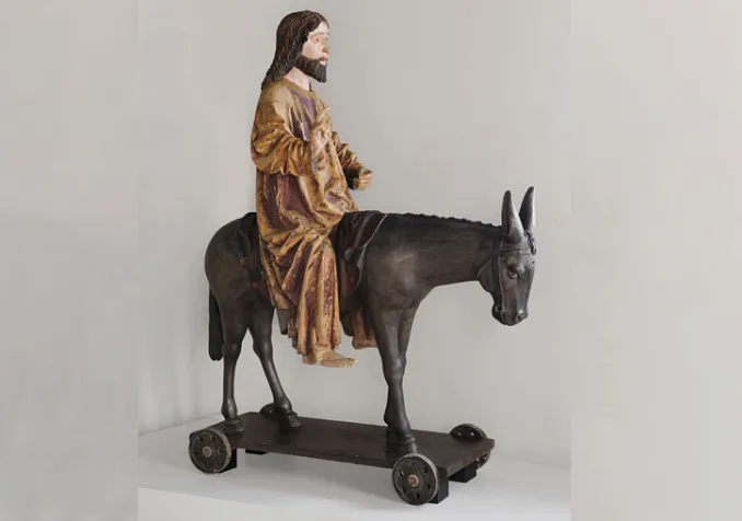 Christ des Rameaux, vers 1480, tilleul et saule polychromés (l'âne et le chariot sont modernes) © Musées de Strasbourg-M. Bertola