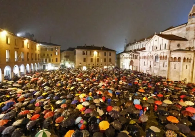 Les Sardines rassemblées sur une place d'un centre historique en Italie