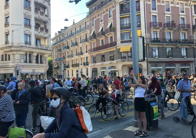 Les cyclistes réagissent aux oppositions aux nouvelles voies cyclables Manifestation de cyclistes à Genève lundi 18 mai