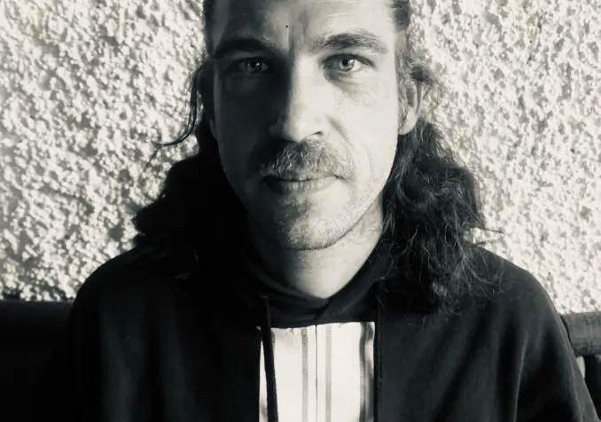 Photo de Maria au Cazar Nicolas Luthi, pasteur au LAB, en noir