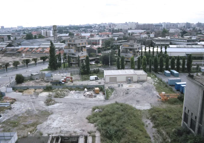 Le Fils de l'homme, lui, n'a pas où poser la tête (Mt 8,20). Terrain vague Photo Gilles Bourquin