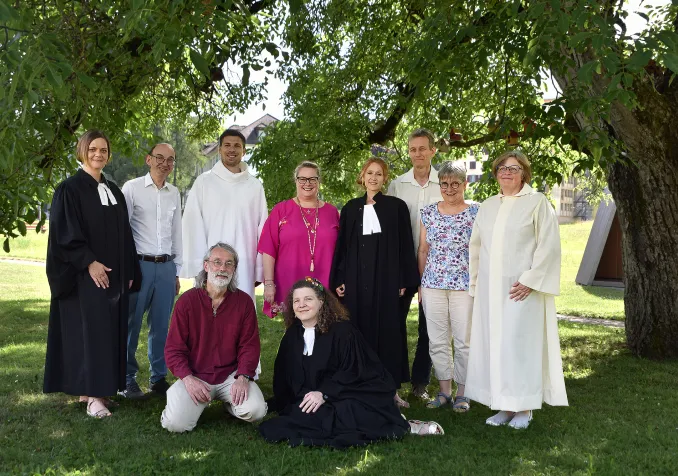 Les animateurs d'Eglise entourés des officiantes et des ministres nouvellement accueillis @EERV Les animateurs d'Église entourés des officiantes et des ministres nouvellement accueillis @EERV