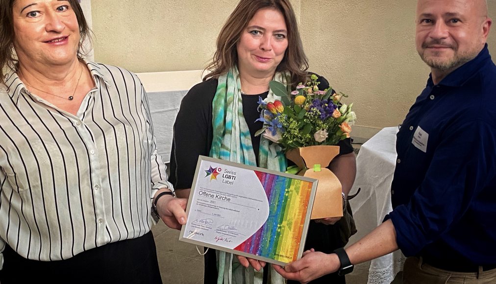 De gauche à droite: Rebecca Burkahrdt, membre du conseil d’aministration de LSBK Lesbisch-schwule Basiskirche de Offene Kirche Elisabethen (OKE), Dr. Brigitta Gerber, présidente de l’OKE et Frank Lorenz, directeur général de l'OKE. © Offene Kirche Elisabethen De gauche à droite: Rebecca Burkahrdt, membre du conseil d’aministration de LSBK Lesbisch-schwule Basiskirche de Offene Kirche Elisabethen (OKE), Dr. Brigitta Gerber, présidente de l’OKE et Frank Lorenz, directeur général de l'OKE. © Offene Kirche Elisabethen / De gauche à droite: Rebecca Burkahrdt, membre du conseil d’aministration de LSBK Lesbisch-schwule Basiskirche de Offene Kirche Elisabethen (OKE), Dr. Brigitta Gerber, présidente de l’OKE et Frank Lorenz, directeur général de l'OKE. © Offene Kirche Elisabethen