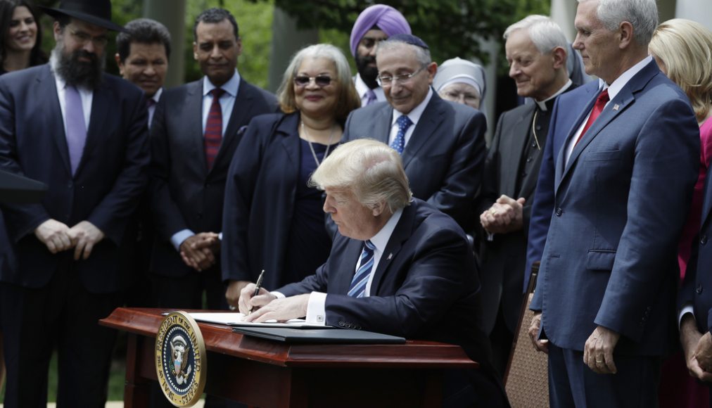 Signature du décret demandant à l'IRS de ne pas tenir compte de l'amendement Johnson, mai 2017 © Keystone / AP / Evan Vucci Signature du décret demandant à l'IRS de ne pas tenir compte de l'amendement Johnson, mai 2017 © Keystone / AP / Evan Vucci