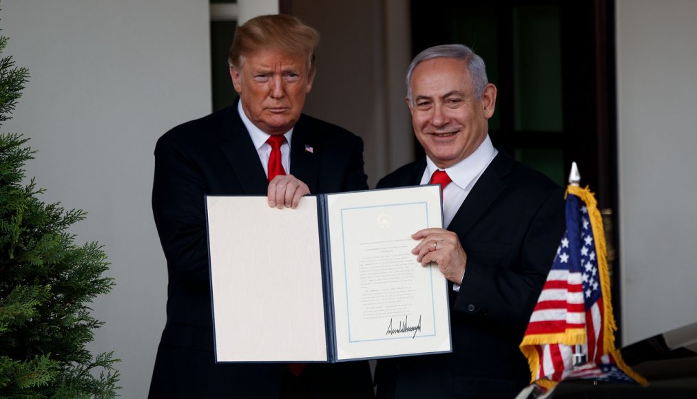 Le Premier ministre israélien Benjamin Netanyahou (à droite) et Donald Trump présentent le document par lequel les États-Unis reconnaissent la souveraineté israélienne sur le Golan Le Premier ministre israélien Benjamin Netanyahou (à droite) et Donald Trump présentent le document par lequel les États-Unis reconnaissent la souveraineté israélienne sur le Golan / ©Keystone/Photoshot/Ting Shen