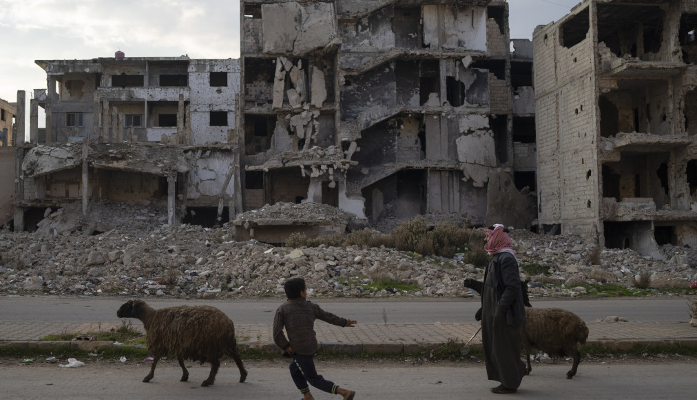 Un enfant court après les moutons en passant devant des bâtiments détruits pendant la guerre civile dans le quartier de Khalidiya à Homs, en Syrie, mercredi 1er janvier 2025. Un enfant court après les moutons en passant devant des bâtiments détruits pendant la guerre civile dans le quartier de Khalidiya à Homs, en Syrie, mercredi 1er janvier 2025. / Keystone