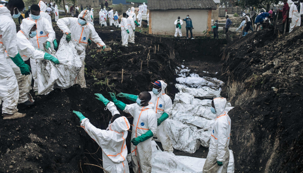 Des membres de la Croix-Rouge congolaise et de la Protection civile enterrent des dizaines de victimes des affrontements, le 4 février 2025, lors de la prise de Goma par le groupe armé M23. / Keystone