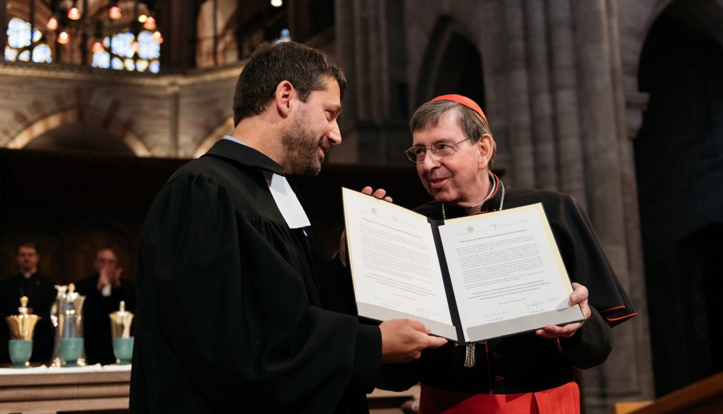 Le pasteur Gottfried Locher, à gaucher, et le cardinal Kurt Koch présentent la déclaration qu’ils ont tous les deux signée. Le pasteur Gottfried Locher, à gaucher, et le cardinal Kurt Koch présentent la déclaration qu’ils ont tous les deux signée. / ©CEPE