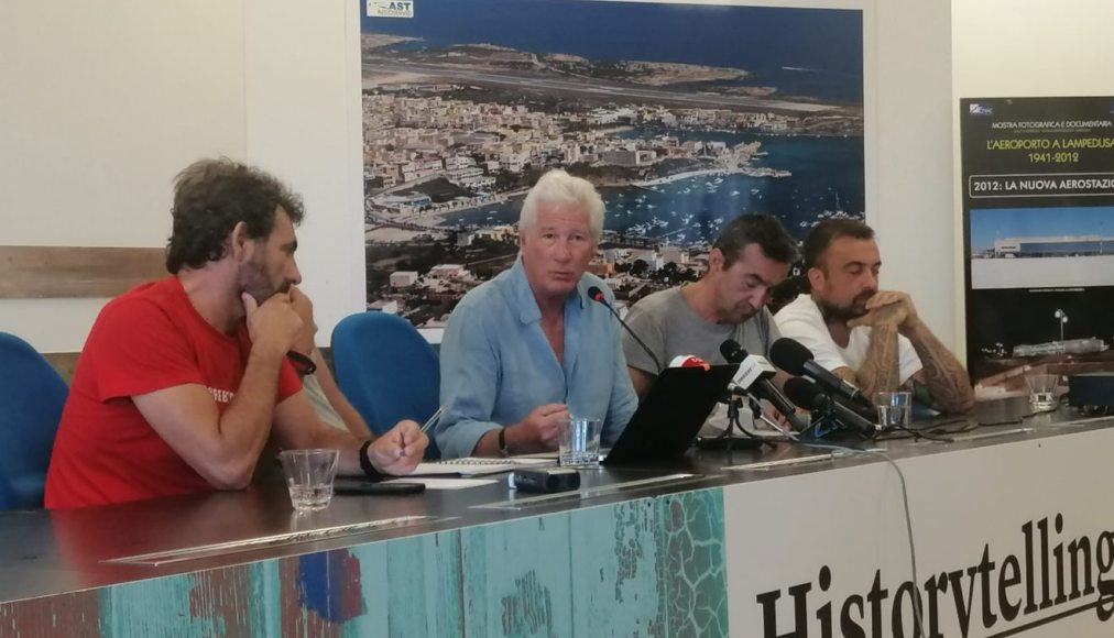 Richard Gere lors de la conférence de presse à Lampedusa, sur l'Open Arms. Richard Gere lors de la conférence de presse à Lampedusa, sur l'Open Arms. / DR / Nev Agencia