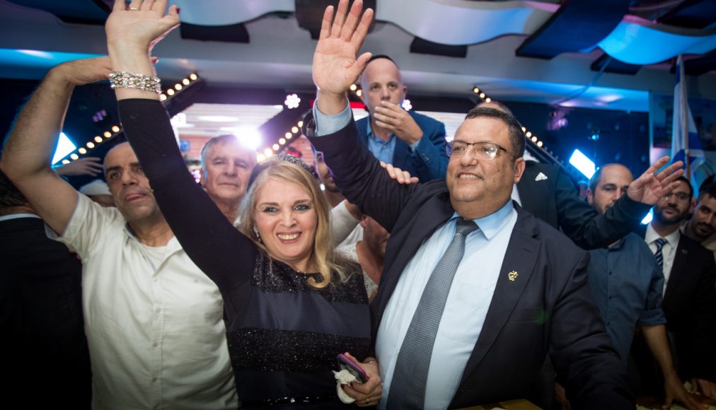 Moshe Leon fête sa victoire entouré de sa femme et de militants Moshe Leon fête sa victoire entouré de sa femme et de militants / ©Yonatan Sindel/Flash90/Keystone