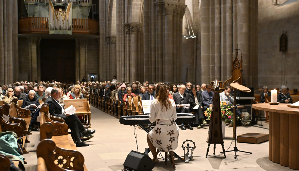 Un recueillement interreligieux a attiré 400 personnes en octobre dernier à Genève. Un recueillement interreligieux a attiré 400 personnes en octobre dernier à Genève. / © Alain Grosclaude