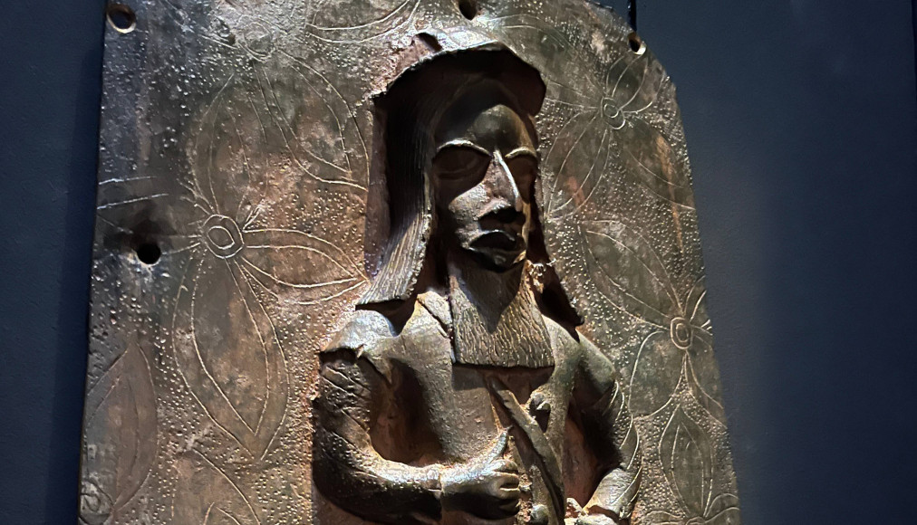 Plaque représentant un soldat portugais, Nigeria, XVIe siècle. Plaque représentant un soldat portugais, Nigeria, XVIe siècle. / © Prune Simon-Vermot Musée d’ethnographie de Neuchâtel