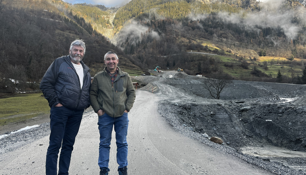 Jean-Louis Bruchez et Marc Maret sur le lieu d’une coulée de lave torrentielle, route de Mauvoisin / ©CA