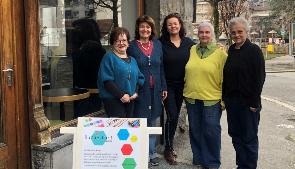 L’équipe de La Ruche d’art devant la nouvelle entrée. Les facilitatrices Bernadette, Francine, Magali et Patrizia entourent Nathalie Kraehenbuehl (2e depuis la gauche). L’équipe de La Ruche d’art devant la nouvelle entrée. Les facilitatrices Bernadette, Francine, Magali et Patrizia entourent Nathalie Kraehenbuehl (2e depuis la gauche). / © Anne Vallelian