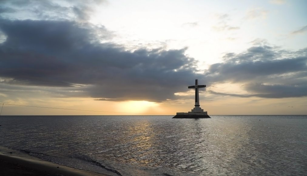 Croix submergée signalant le cimetière sous-marin sur la côte de l'île de Camiguin, près de Mindanao aux Philippines. Croix submergée signalant le cimetière sous-marin sur la côte de l'île de Camiguin, près de Mindanao aux Philippines. / ©iStock/Alexpunker