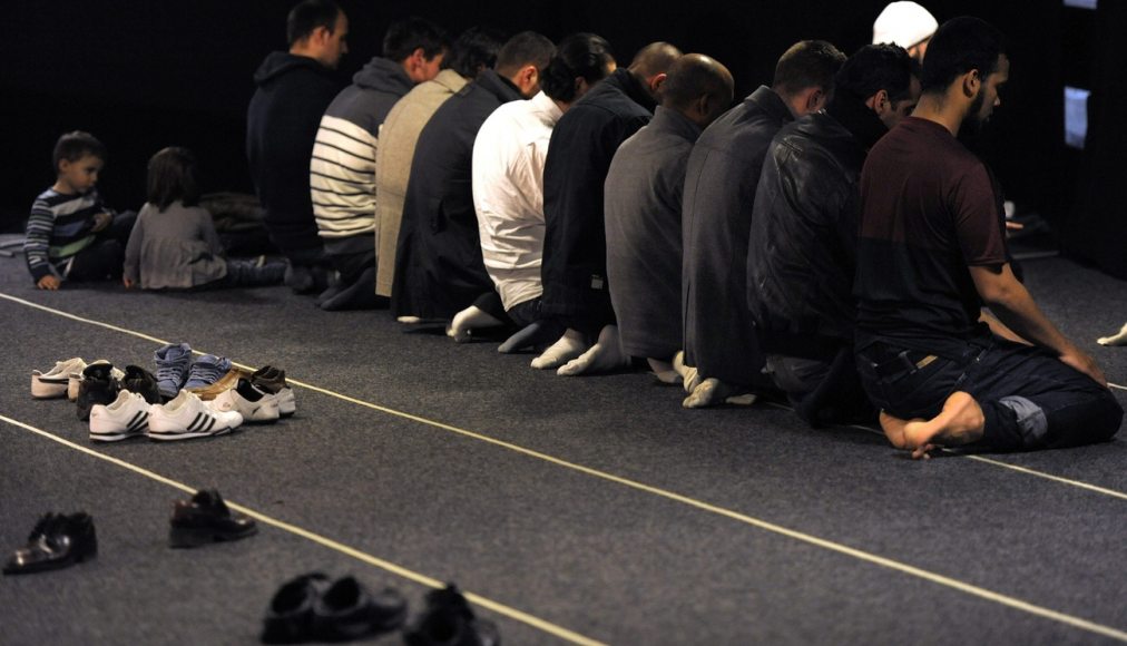 Des musulmans de Suisse prient lors de la conférence annuelle du Conseil Central Islamique Suisse, CCIS, ce samedi 19 février 2011 au Palais des Congrès de Bienne. Des musulmans de Suisse prient lors de la conférence annuelle du Conseil Central Islamique Suisse, CCIS, ce samedi 19 février 2011 au Palais des Congrès de Bienne. / Keystone/Laurent Gilliéron