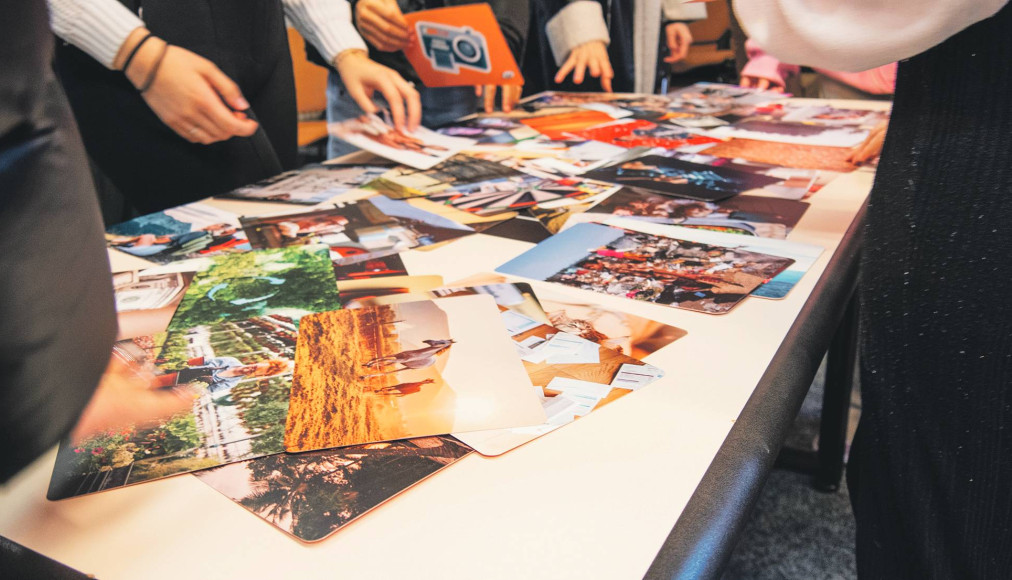 Au cours d’un atelier de prévention du surendettement auprès des jeunes, en novembre 2023. Les jeunes choisissent une image du photolangage pour parler librement de ce que cela évoque pour elles et eux, en lien avec l’argent. Au cours d’un atelier de prévention du surendettement auprès des jeunes, en novembre 2023. Les jeunes choisissent une image du photolangage pour parler librement de ce que cela évoque pour elles et eux, en lien avec l’argent. / ©CSP