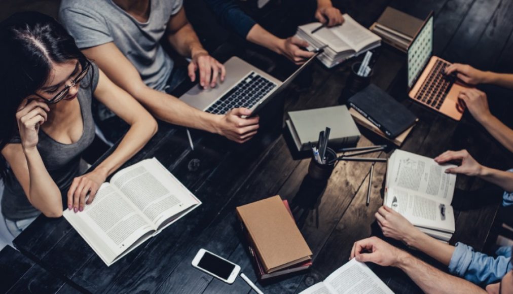 L'année académique vient de commencer, et certains étudiants de part et d’autre de Suisse romande ont choisi de se lancer dans des études de théologie. Quelles sont leurs motivations à suivre ce cursus? L'année académique vient de commencer, et certains étudiants de part et d’autre de Suisse romande ont choisi de se lancer dans des études de théologie. Quelles sont leurs motivations à suivre ce cursus? / IStock