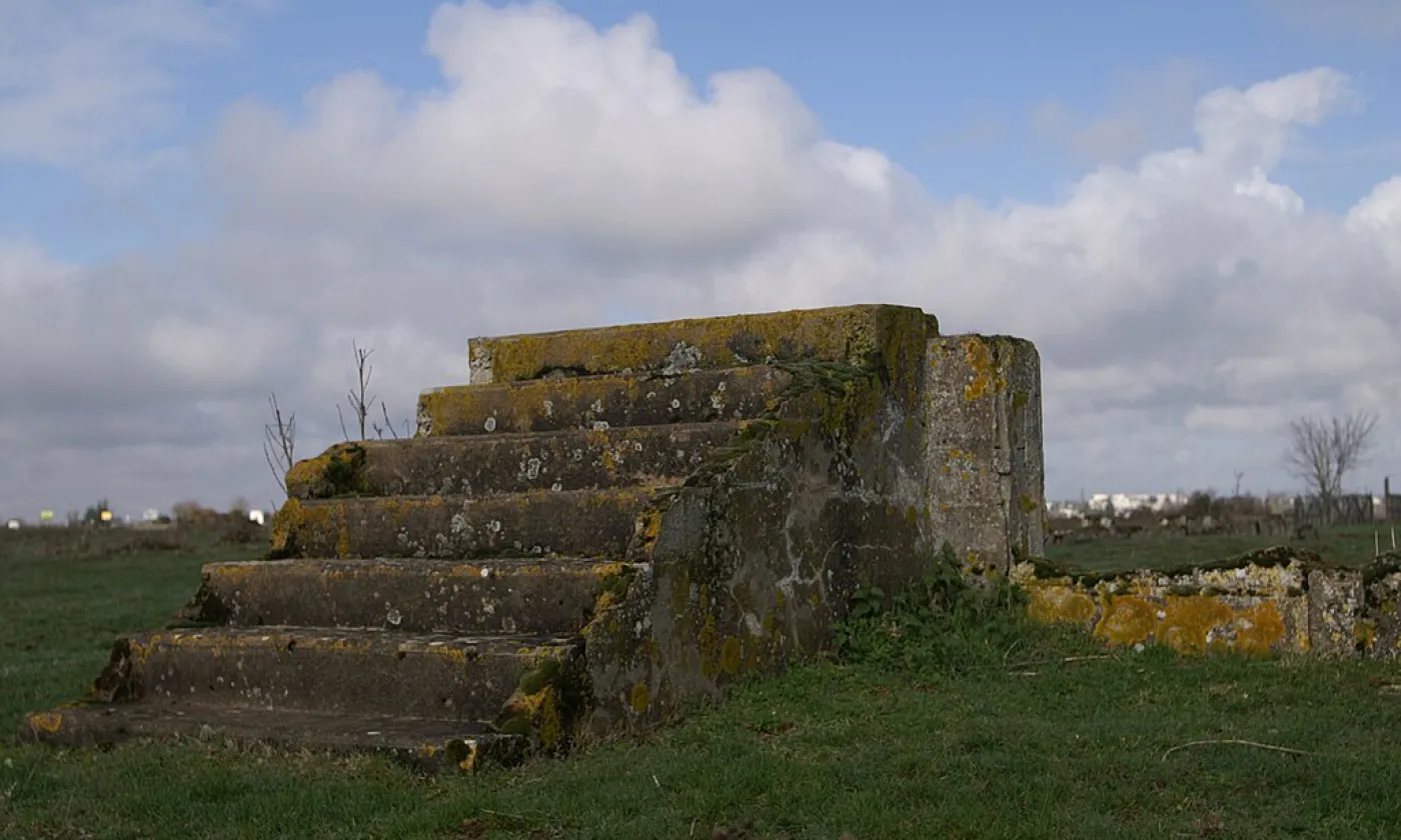 Les vestiges du camp de concentration de Montreuil-Bellay (France) où furent internés les tsiganes durant la Seconde Guerre mondiale. ©Pymouss, CC BY-SA 3.0 Wikimedia Commons