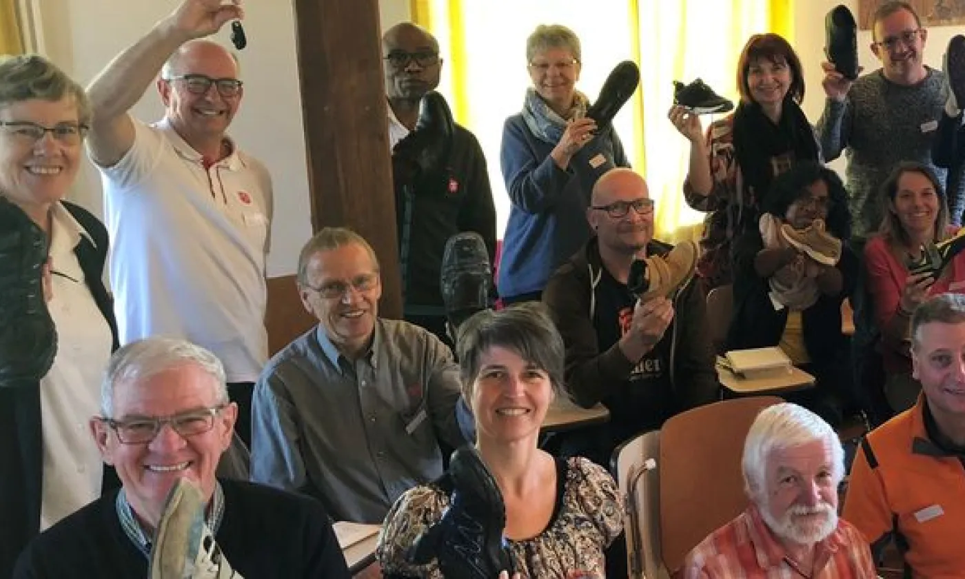Rencontre entre aumôniers en Suisse romande, où chacun est invité à décrire la chaussure qui symbolise son métier. @Gabrielle Desarzens / RTSreligion