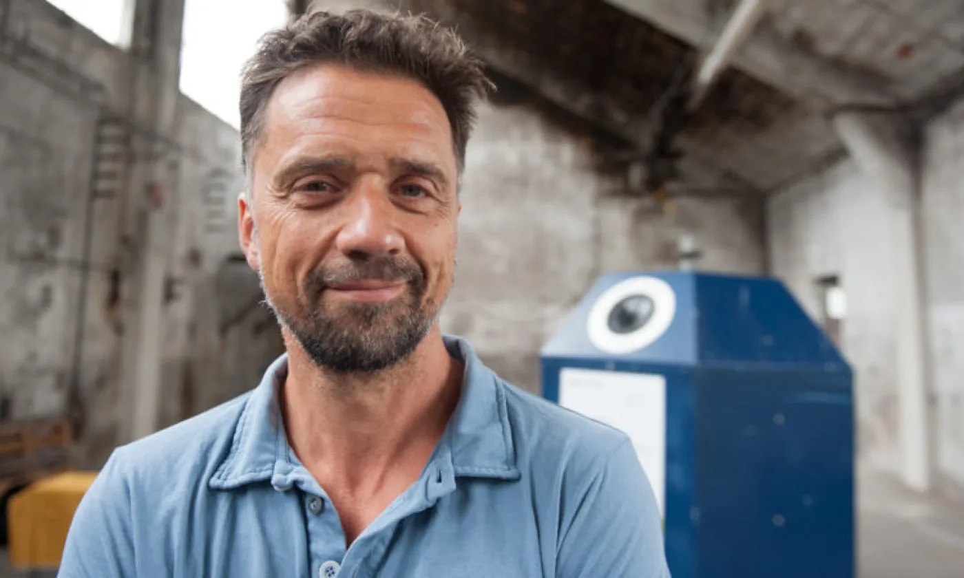 L'artiste Beat Richert devant son "container-confessional" @Ueli Abt, kath.ch