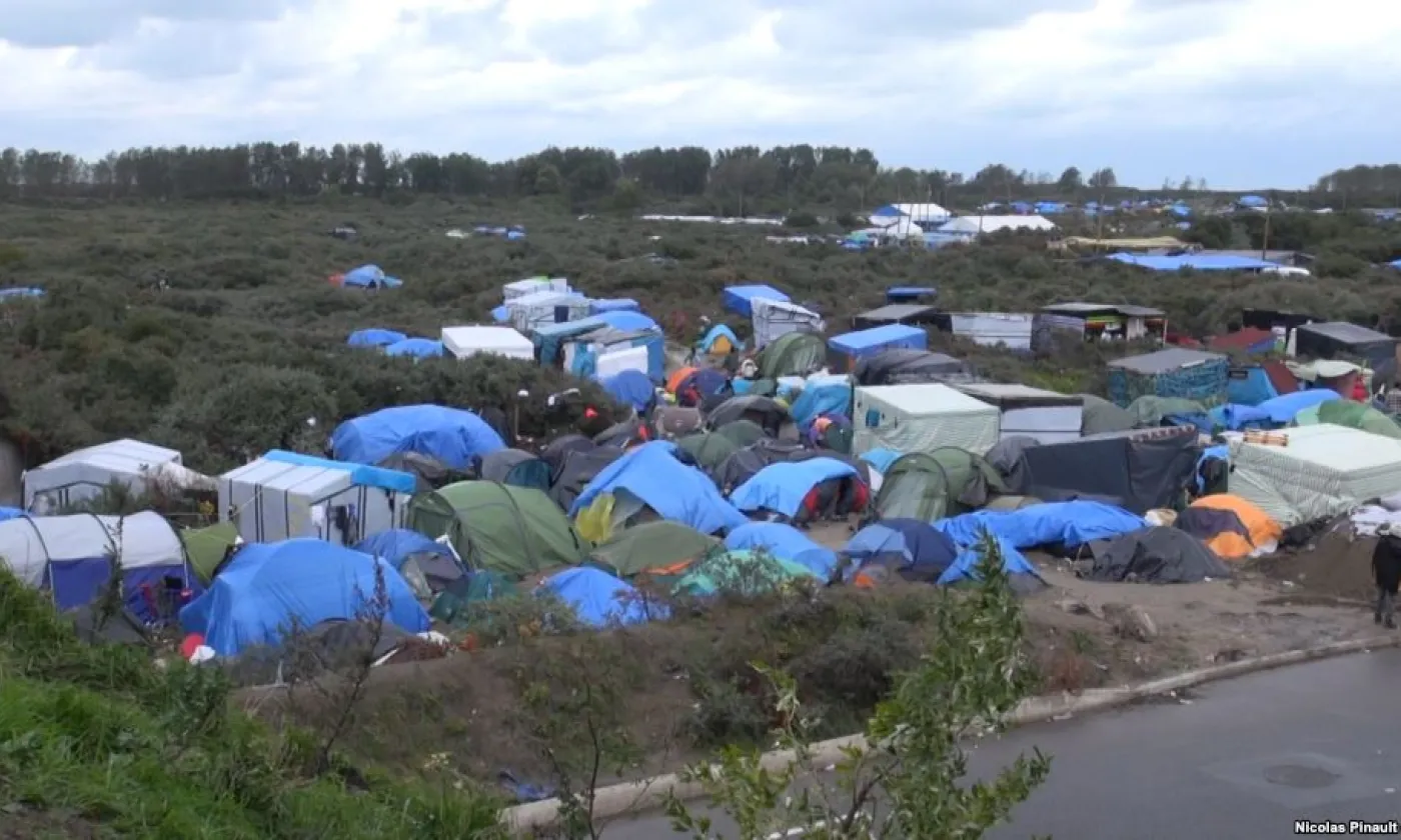 La "jungle de Calais" (photo de 2015) ©VOA-Nicolas Pinault, Public domain, Wikimedia Commons