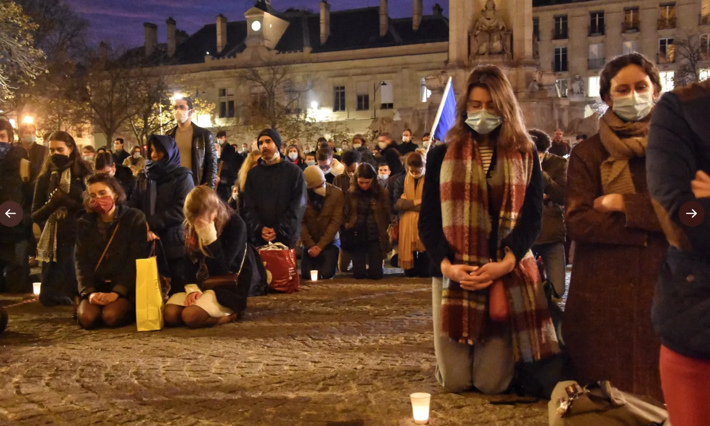 Une manifestation s'est tenue devant l'église Saint-Sulpice, à Paris, pour la réouverture des messes. Facebook