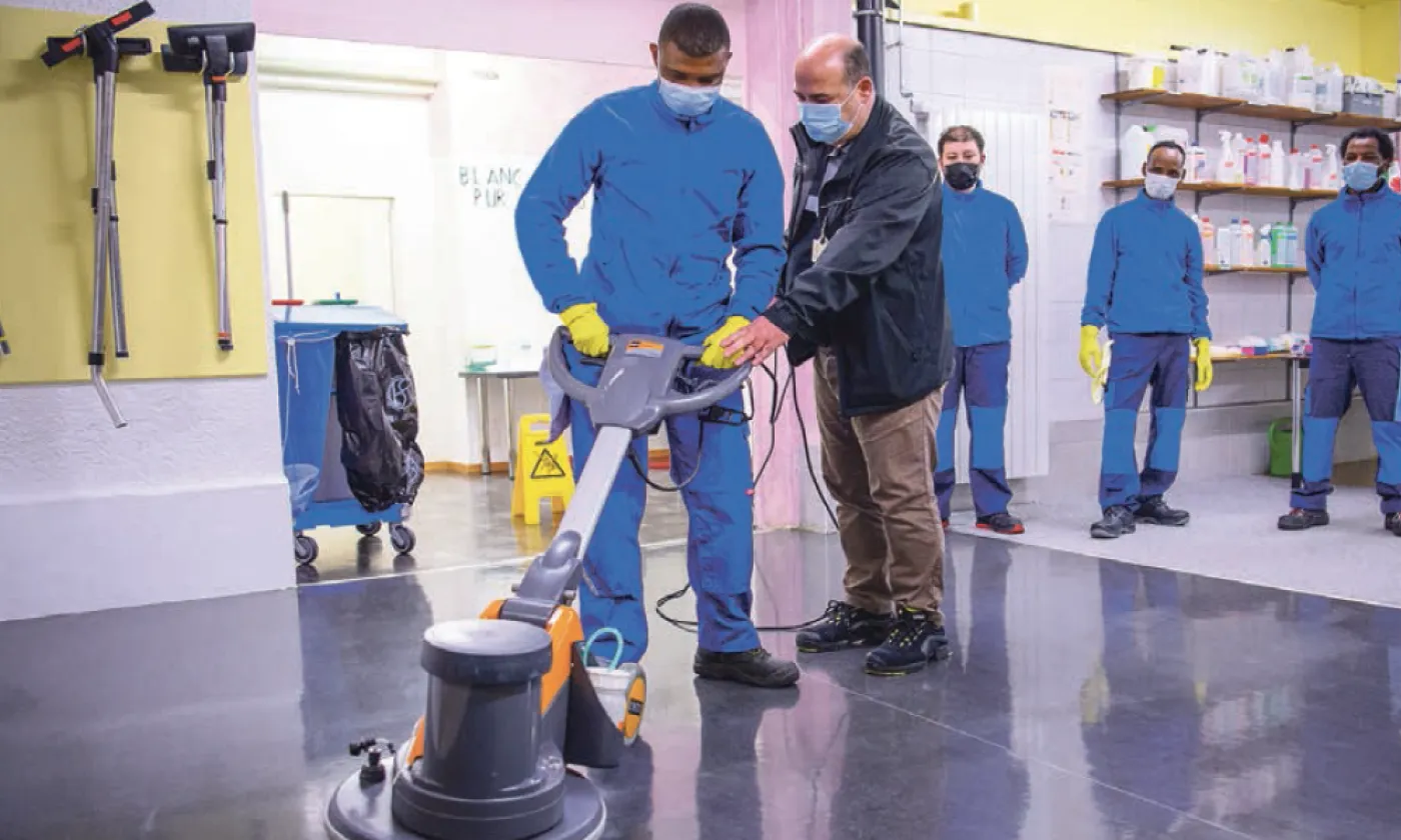 L’intégration des migrants au travail progresse © Keystone